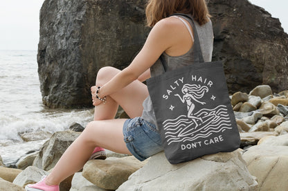 Stylish cotton bag for beach lovers with summery design and "Salty Hair, I Don't Care" slogan.