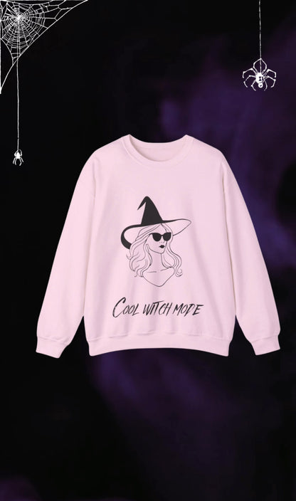 Sweatshirt mit Rundhalsausschnitt „Cool Witch Mode“ – Gildan