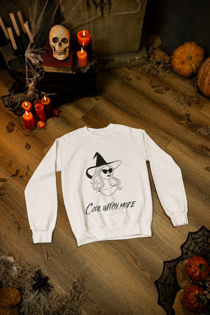 Sweatshirt mit Rundhalsausschnitt „Cool Witch Mode“ – Gildan